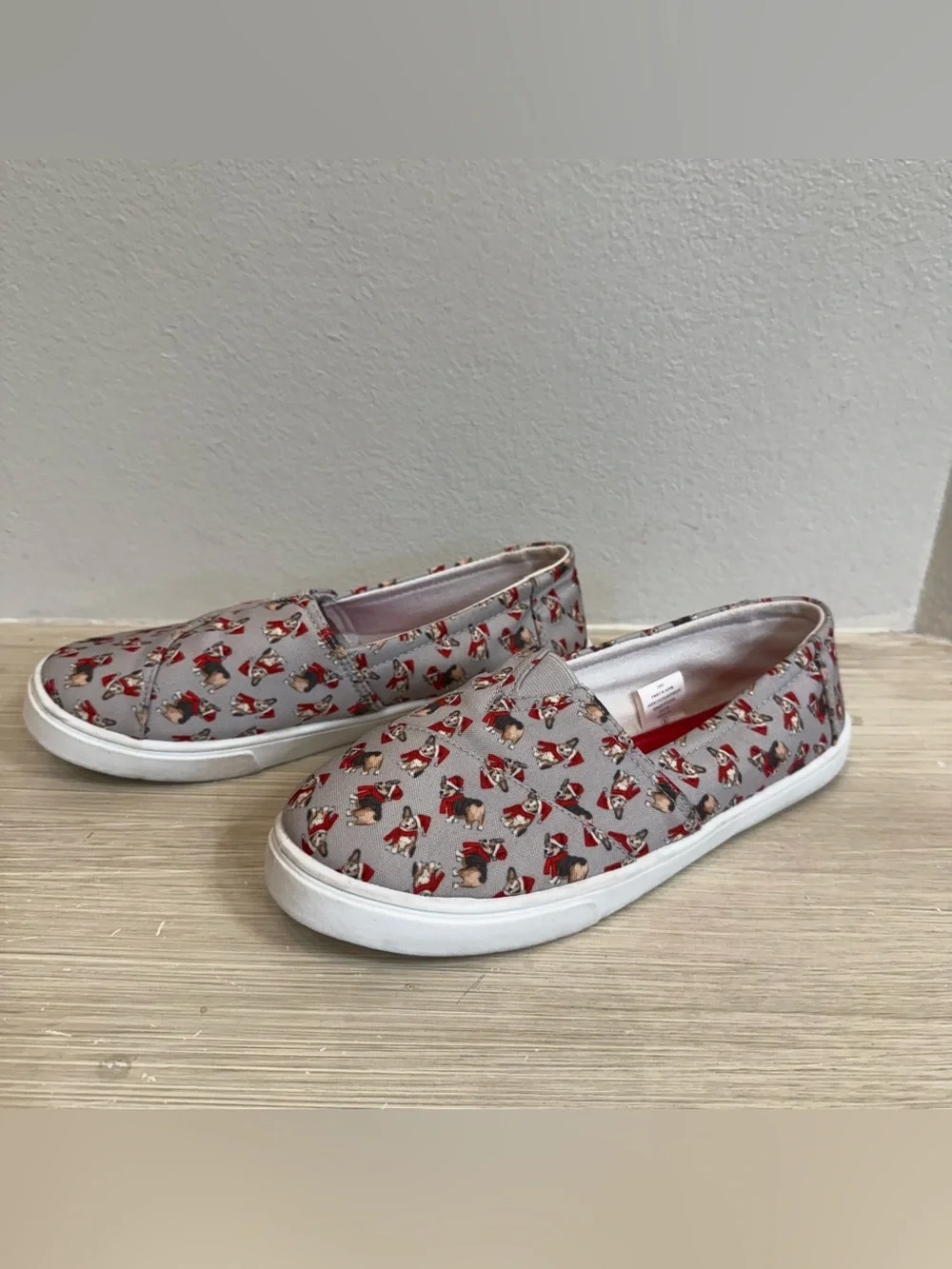 Isaac Mizrahi Corgi Dog Christmas Shoe Women's 8 slip-on sneakers